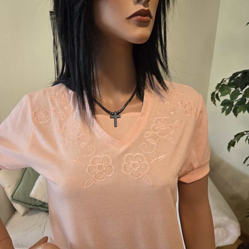 LT Casuals Peach V-Neck, Embroidered Short Sleeve Top, Size Small
